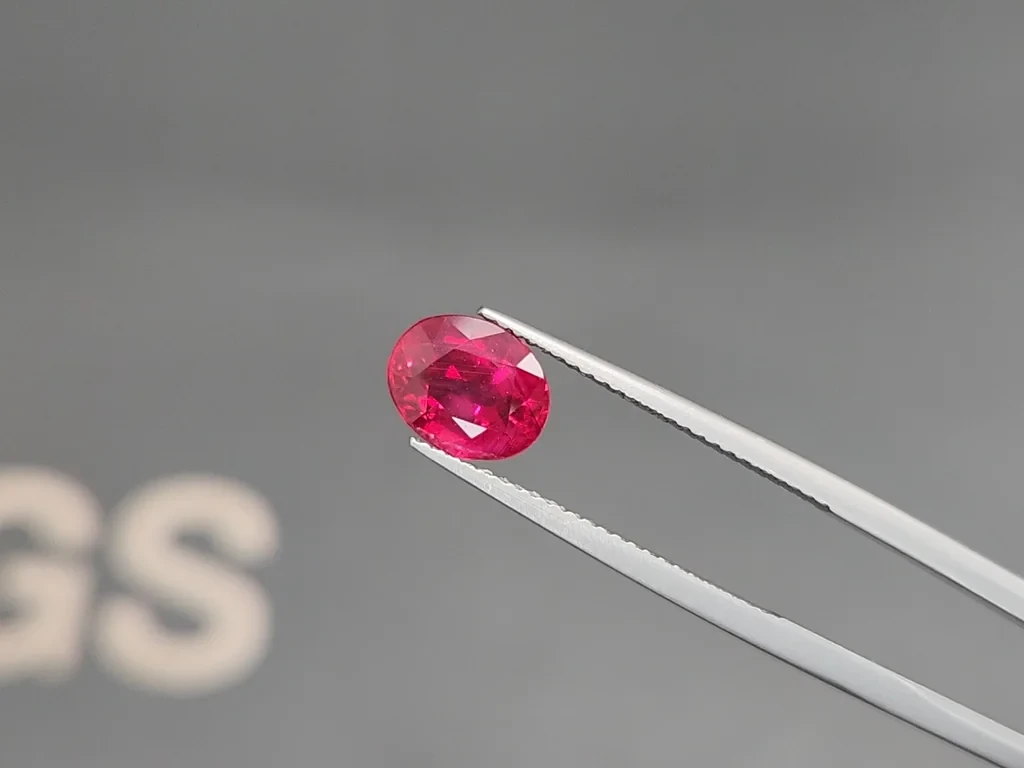 Rubí sangre de paloma sin calentar talla ovalada 2,58 quilates, Mozambique Image №3