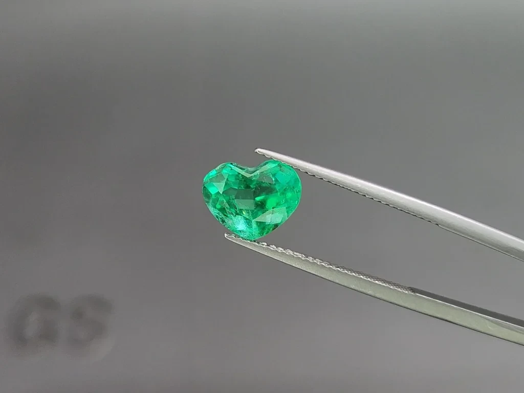 Émeraude verte intense effect Gota de Aceite de 3,11 carats, taille cœur, Colombie Image №3