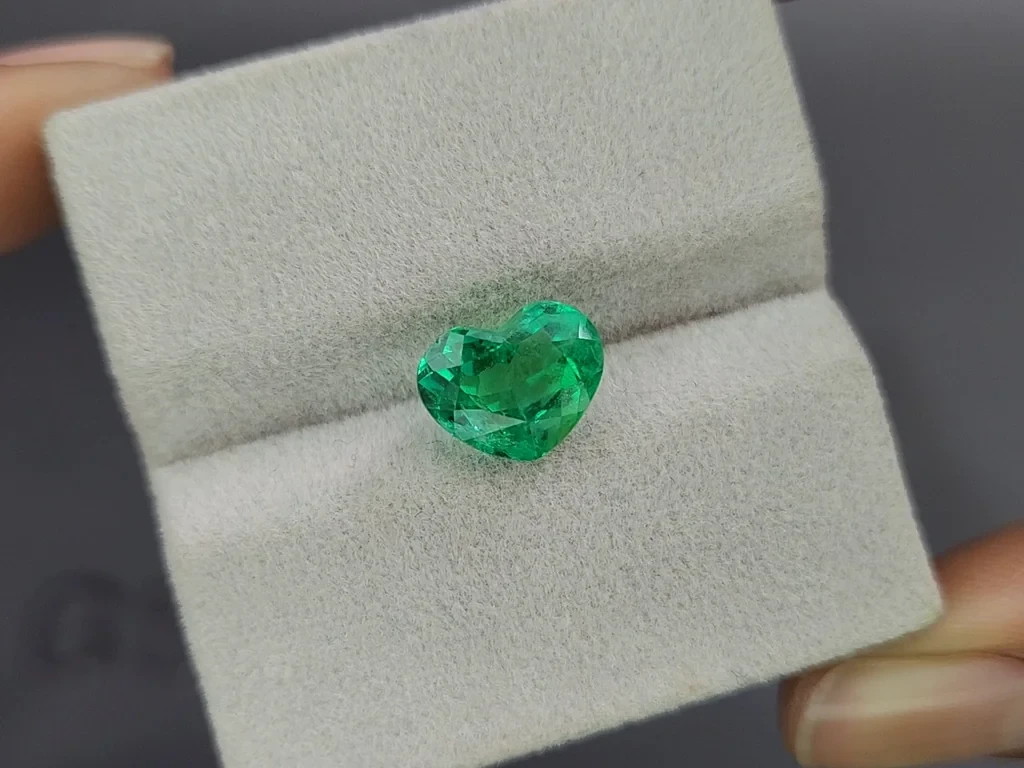 Émeraude verte intense effect Gota de Aceite de 3,11 carats, taille cœur, Colombie Image №4