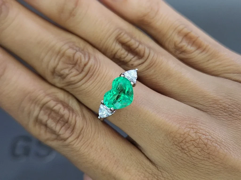 Émeraude verte intense effect Gota de Aceite de 3,11 carats, taille cœur, Colombie Image №5