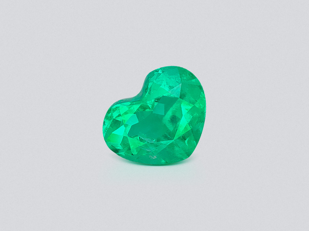 Émeraude verte intense effect Gota de Aceite de 3,11 carats, taille cœur, Colombie Image №1