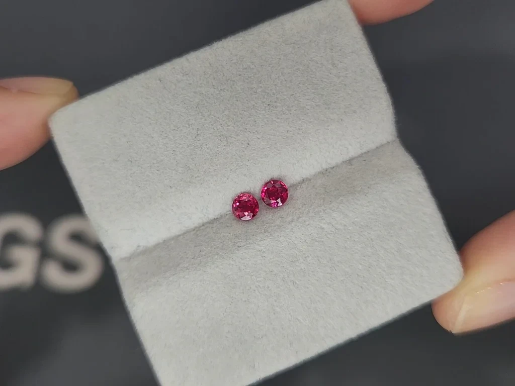 Paar rundgeschliffene rubine in Taubenblutrot, 0,51 karat, Mosambik  Image №3