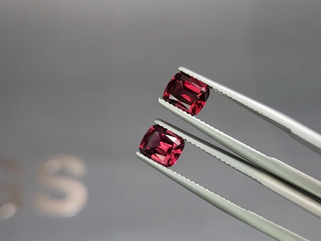Pair of rhodolite garnets cushion cut 2.85 carats, Madagascar Image №3