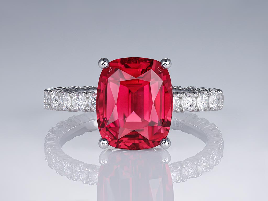 Ring with pinkish-red tourmaline 4.30 carats and diamonds in 18K white gold Image №1