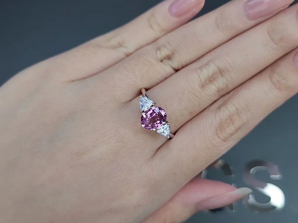 Saphir rose taille ovale non chauffé 2,06 carats, Sri Lanka Image №5