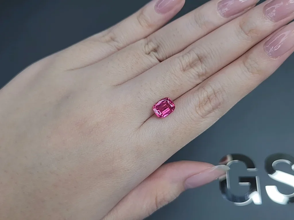 Espinela Mahenge talla cojín rosa fuerte 2,07 quilates, Tanzania Image №2