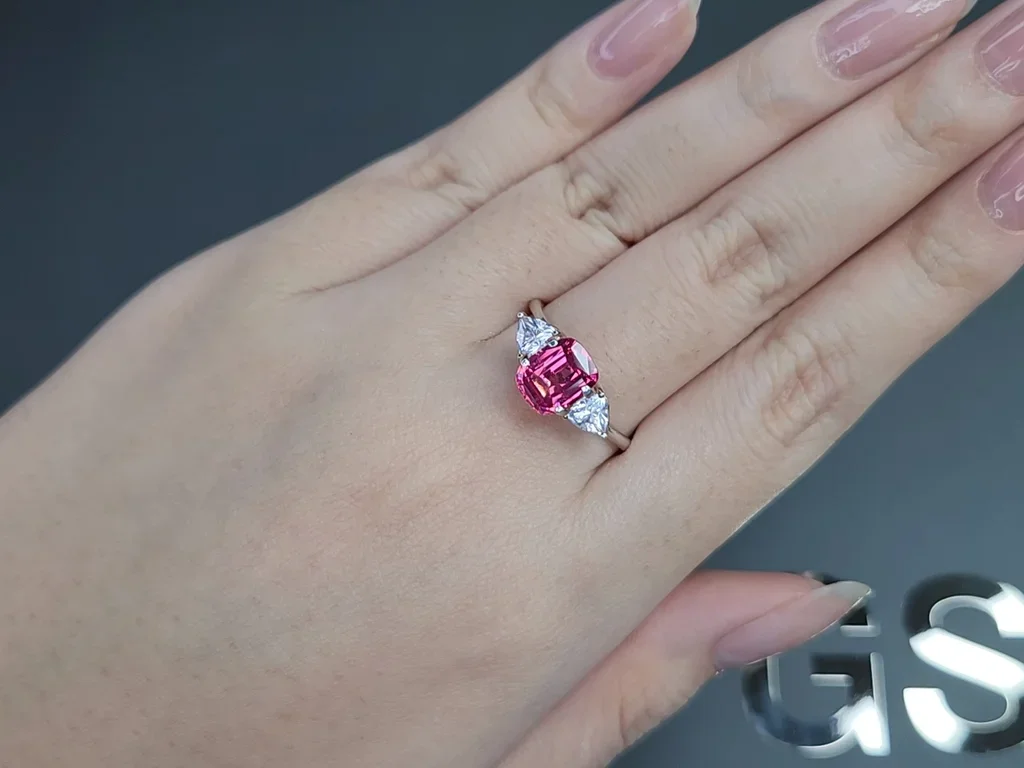 Espinela Mahenge talla cojín rosa fuerte 2,07 quilates, Tanzania Image №5