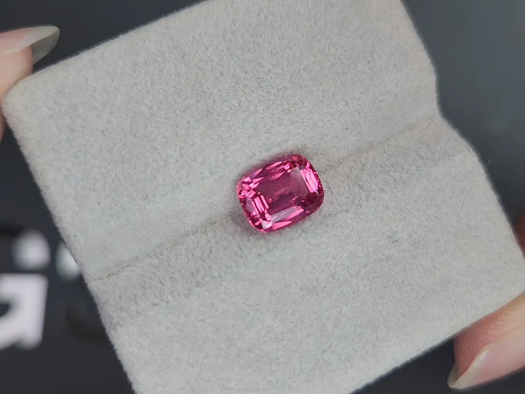 Espinela Mahenge talla cojín rosa fuerte 2,07 quilates, Tanzania Image №4