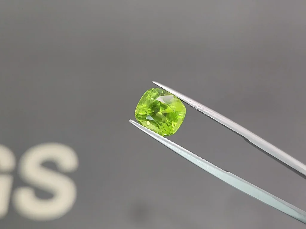 Peridoto de talla cojín de 3,22 carats, de Birmania Image №3