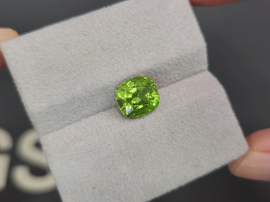 Peridoto de talla cojín de 3,22 carats, de Birmania Image №4