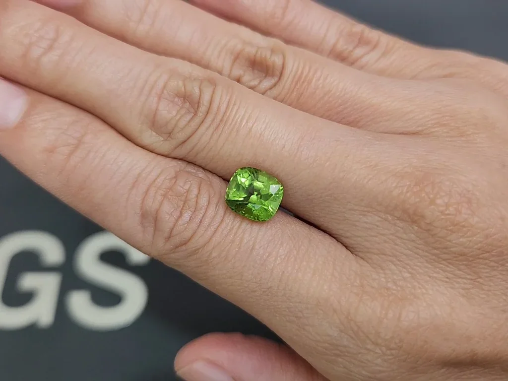 Peridoto de talla cojín de 3,22 carats, de Birmania Image №2