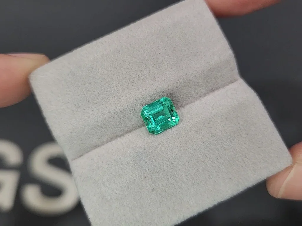 Émeraude taille octogonale vert intense 1,56 carats, Panjshir Image №4