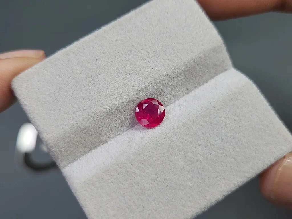 Rubis sang de pigeon non chauffé, taille ronde, 0,94 carat, Birmanie Image №4