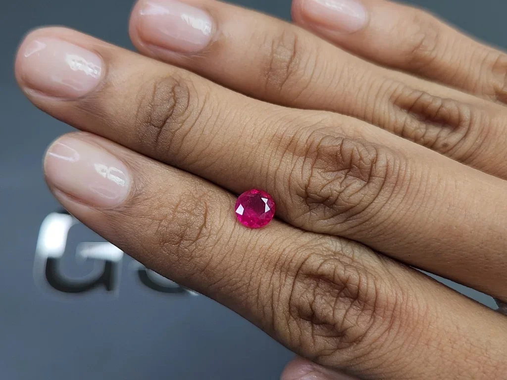 Rubis sang de pigeon non chauffé, taille ronde, 0,94 carat, Birmanie Image №2
