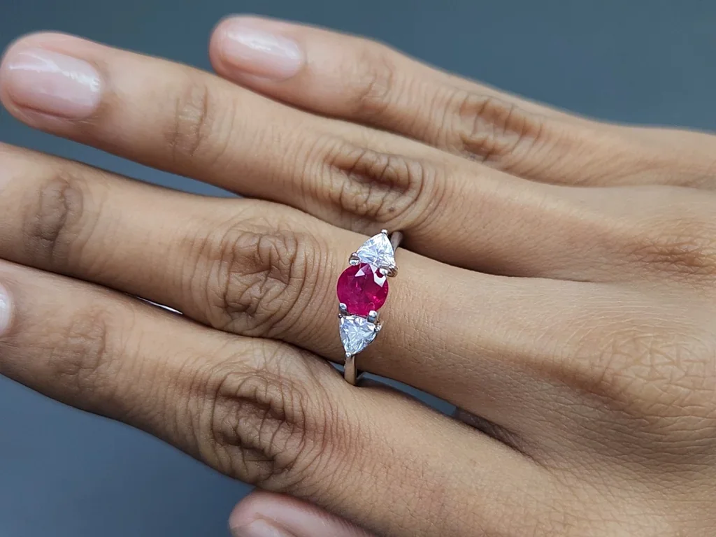 Rubis sang de pigeon non chauffé, taille ronde, 0,94 carat, Birmanie Image №5