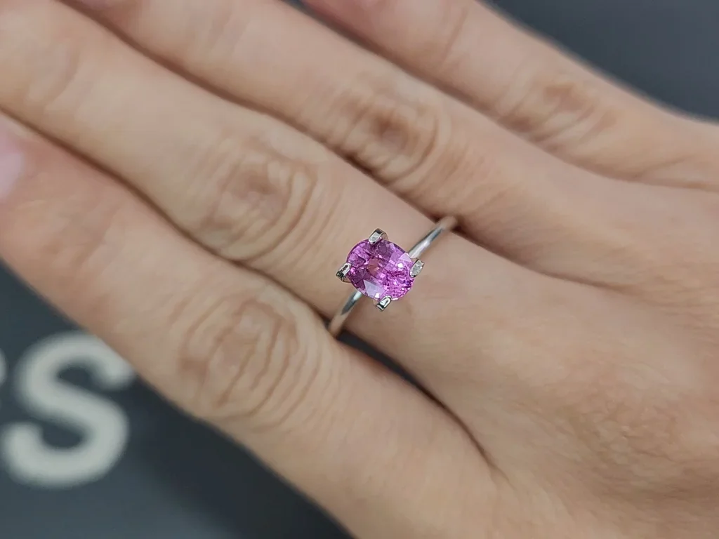 Zafiro rosa bebé de talla ovalada de 1,13 quilates, Madagascar  Image №5