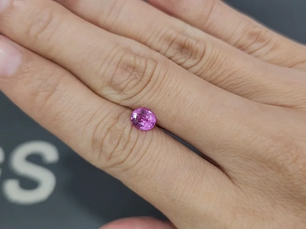 Zafiro rosa bebé de talla ovalada de 1,13 quilates, Madagascar  Image №2