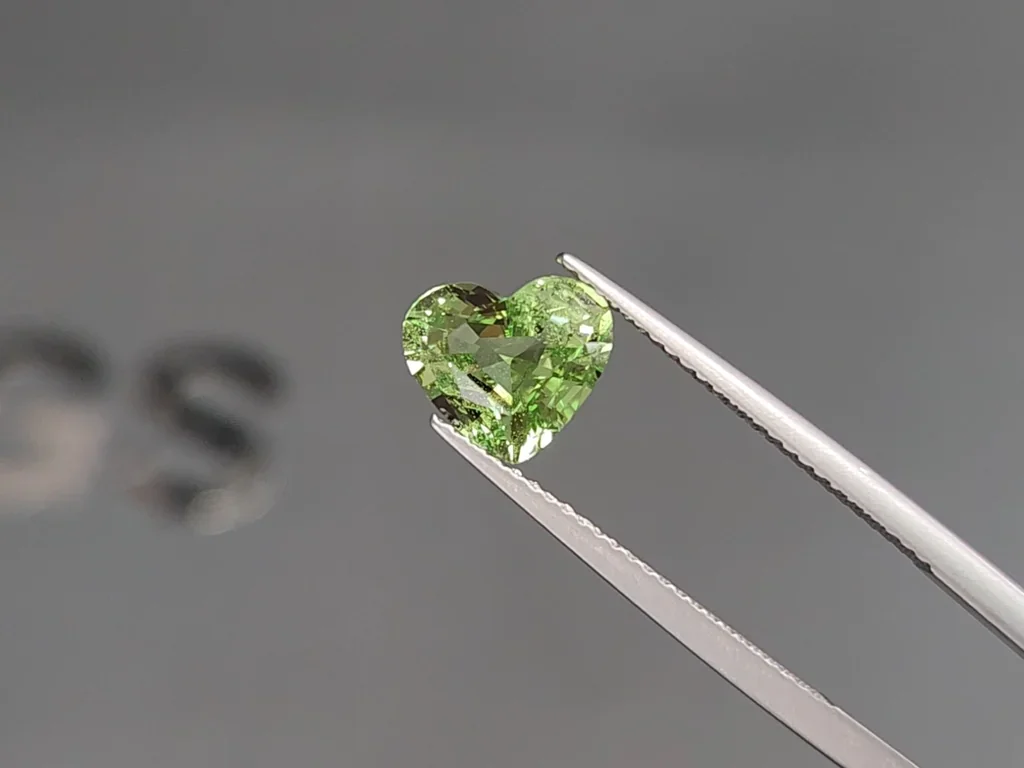 Garnet tsavorite heart shape 2.46 carats, Africa Image №3