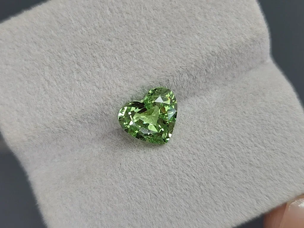 Garnet tsavorite heart shape 2.46 carats, Africa Image №4