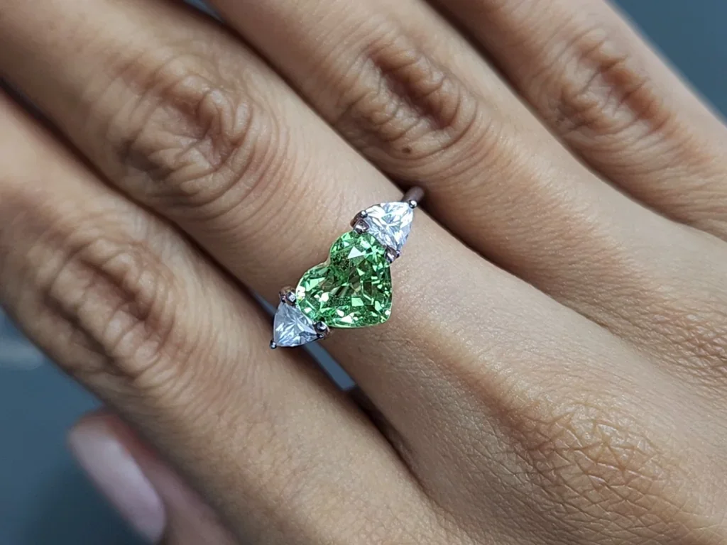 Garnet tsavorite heart shape 2.46 carats, Africa Image №5