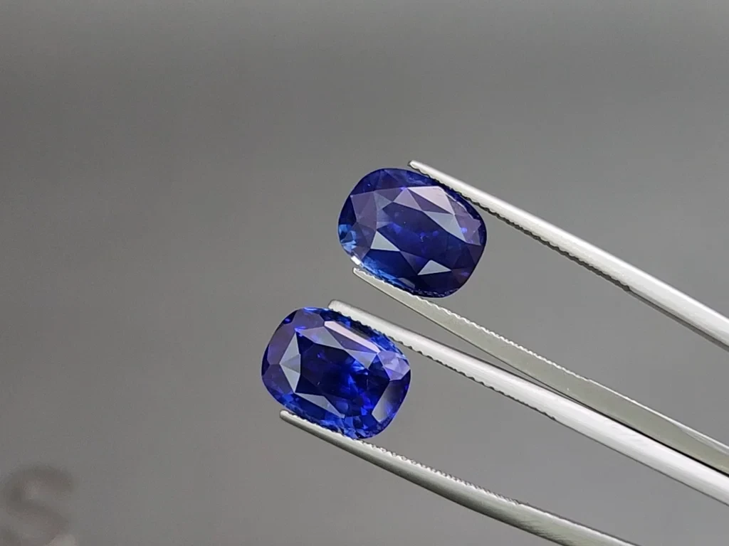 Une paire de saphirs bleu royal taille coussin de 14,26 carats, du Sri Lanka  Image №3