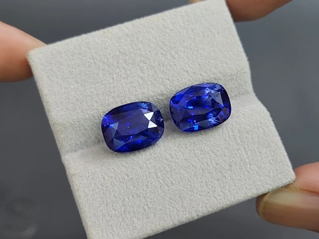 Une paire de saphirs bleu royal taille coussin de 14,26 carats, du Sri Lanka  Image №4