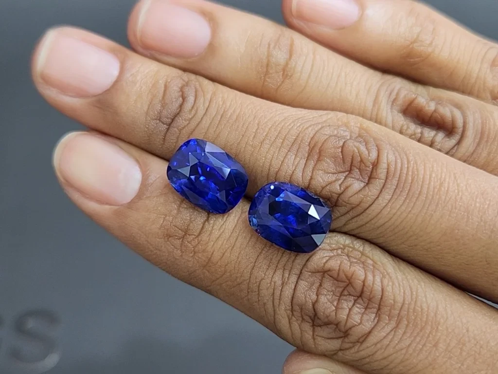 Une paire de saphirs bleu royal taille coussin de 14,26 carats, du Sri Lanka  Image №2