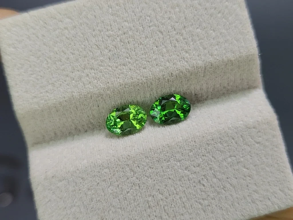 Une paire de tsavorites de taille ovale 1,37 carat, Tanzanie Image №4