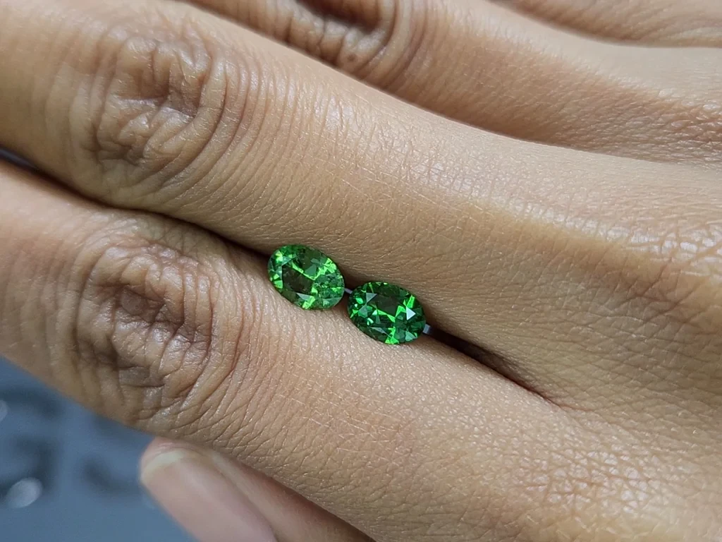 Une paire de tsavorites de taille ovale 1,37 carat, Tanzanie Image №2