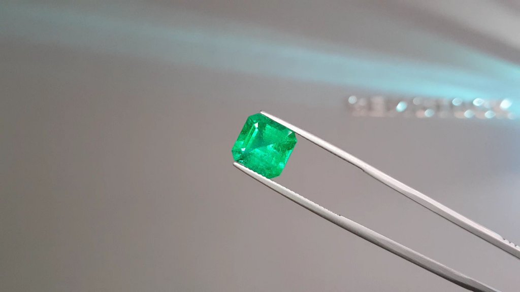 Natural Muzo green emerald in octagon cut 3.93 ct, Colombia Image №3