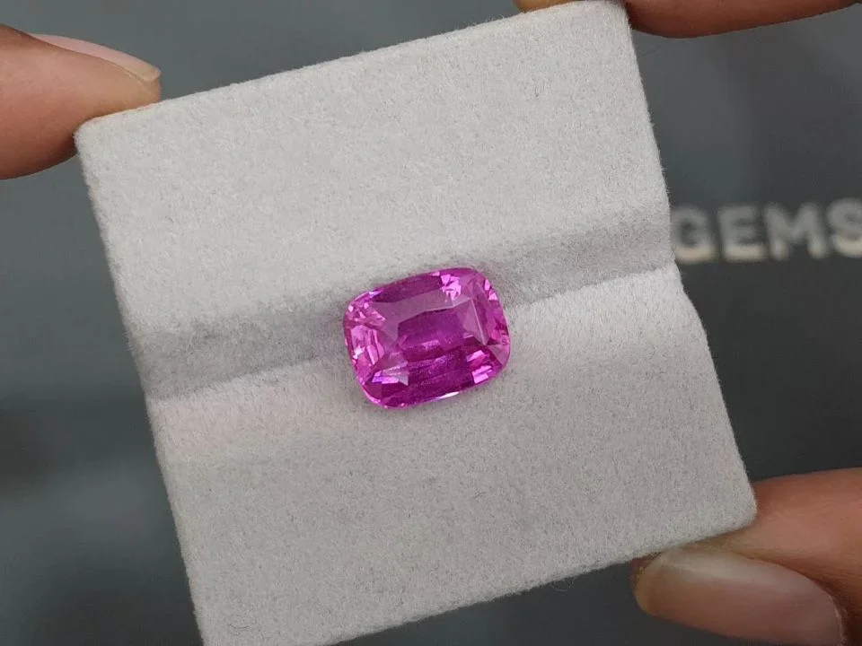 Extremely rare unheated vivid pink sapphire in cushion cut 7.05 carats, Madagascar Image №4