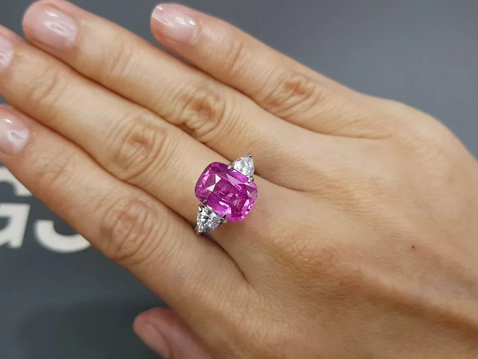 Extremely rare unheated vivid pink sapphire in cushion cut 7.05 carats, Madagascar Image №5