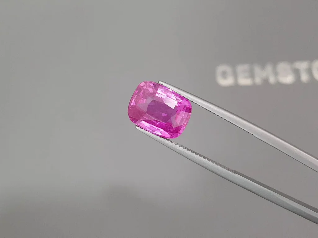 Extremely rare unheated vivid pink sapphire in cushion cut 7.05 carats, Madagascar Image №3