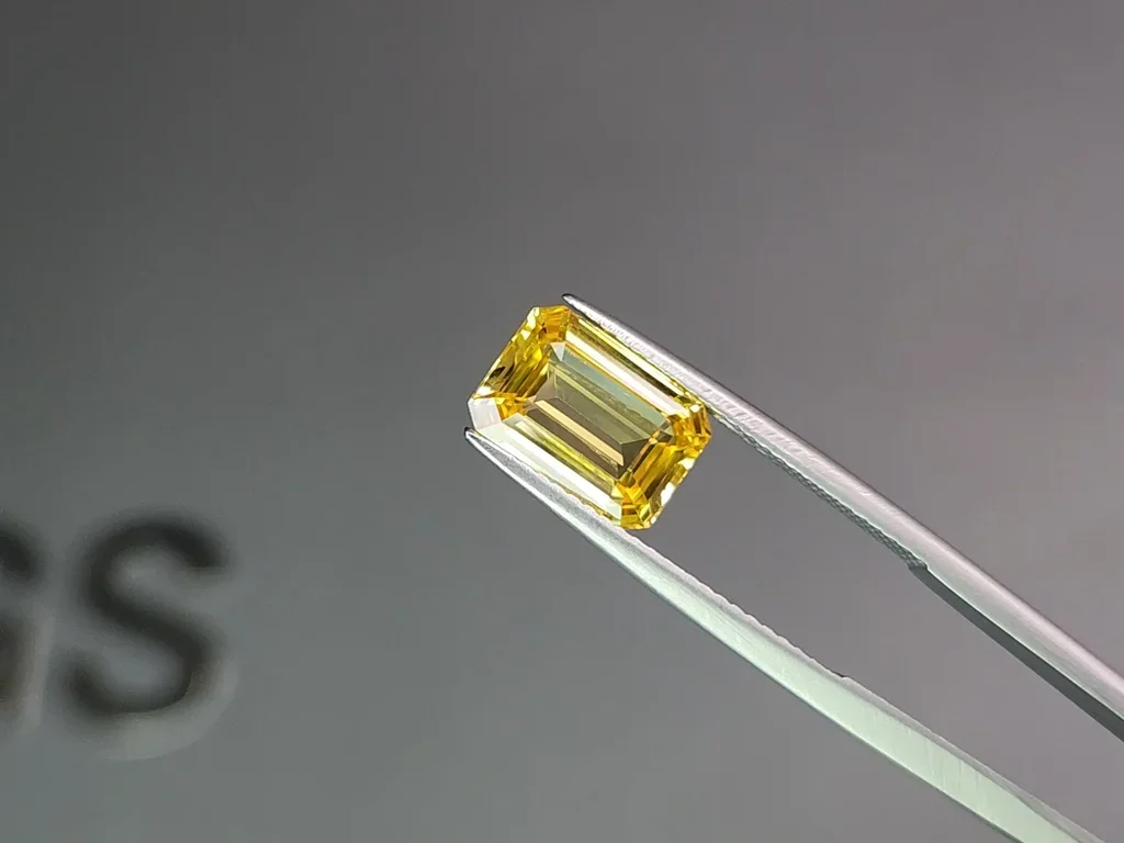 Untreated vivid yellow sapphire in octagon cut 3.75 carats, Sri Lanka Image №3