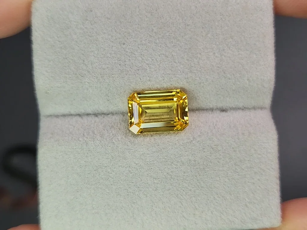 Untreated vivid yellow sapphire in octagon cut 3.75 carats, Sri Lanka Image №4