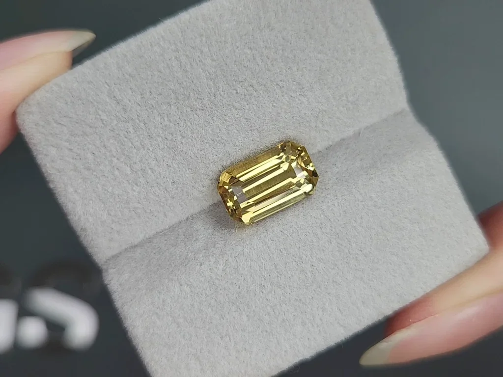 Gelber chrysoberyll im achteckschliff 4,04 carats, Madagaskar Image №4