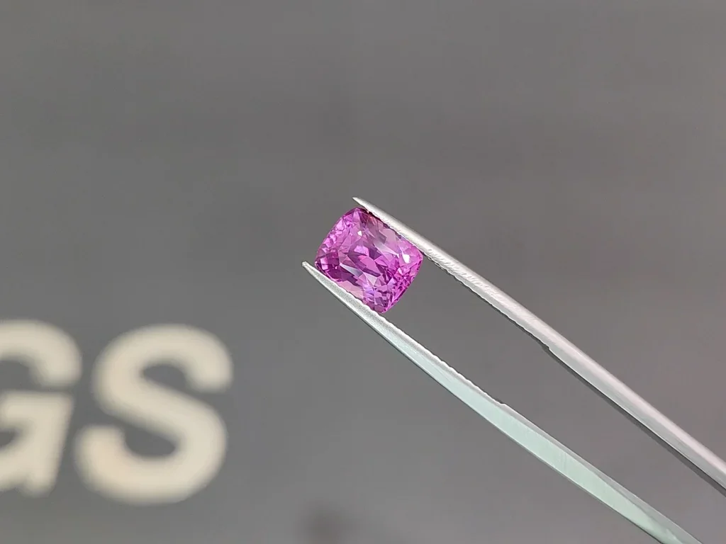 Leuchtend rosa saphir im kissenschliff 3,03 carats, Sri Lanka Image №3