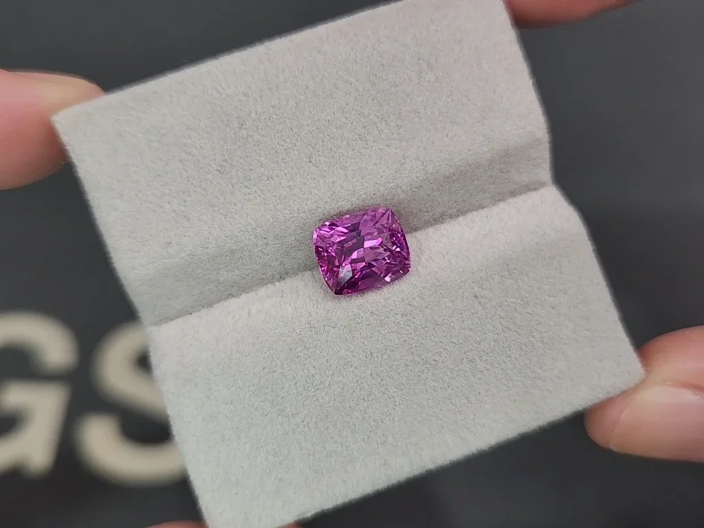 Leuchtend rosa saphir im kissenschliff 3,03 carats, Sri Lanka Image №4