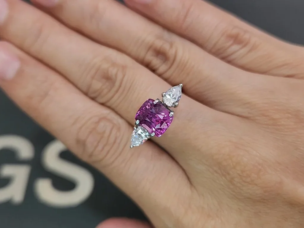 Leuchtend rosa saphir im kissenschliff 3,03 carats, Sri Lanka Image №5