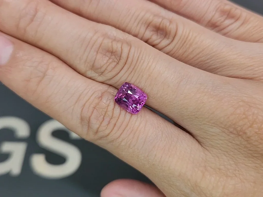 Leuchtend rosa saphir im kissenschliff 3,03 carats, Sri Lanka Image №2