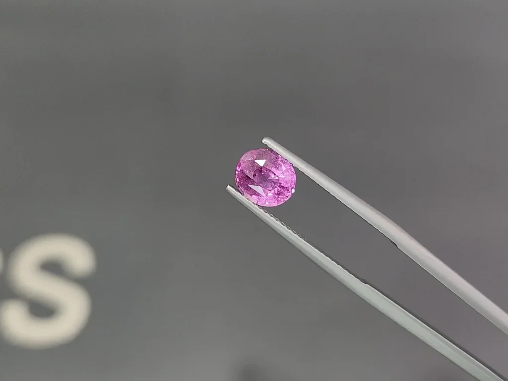 Saphir rose bébé taille ovale 1,95 carat, Madagascar  Image №3