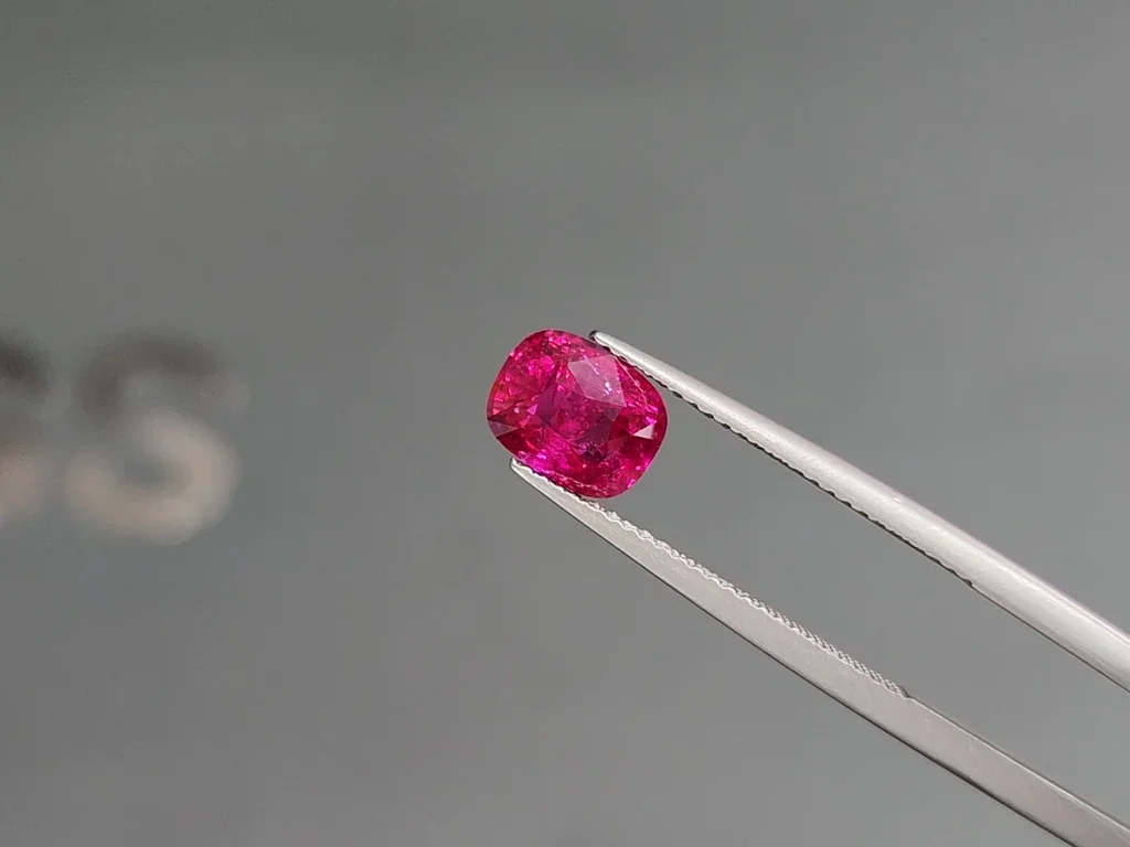 Rubí de talla cojín sin calentar de 2,55 quilates, Mozambique Image №3