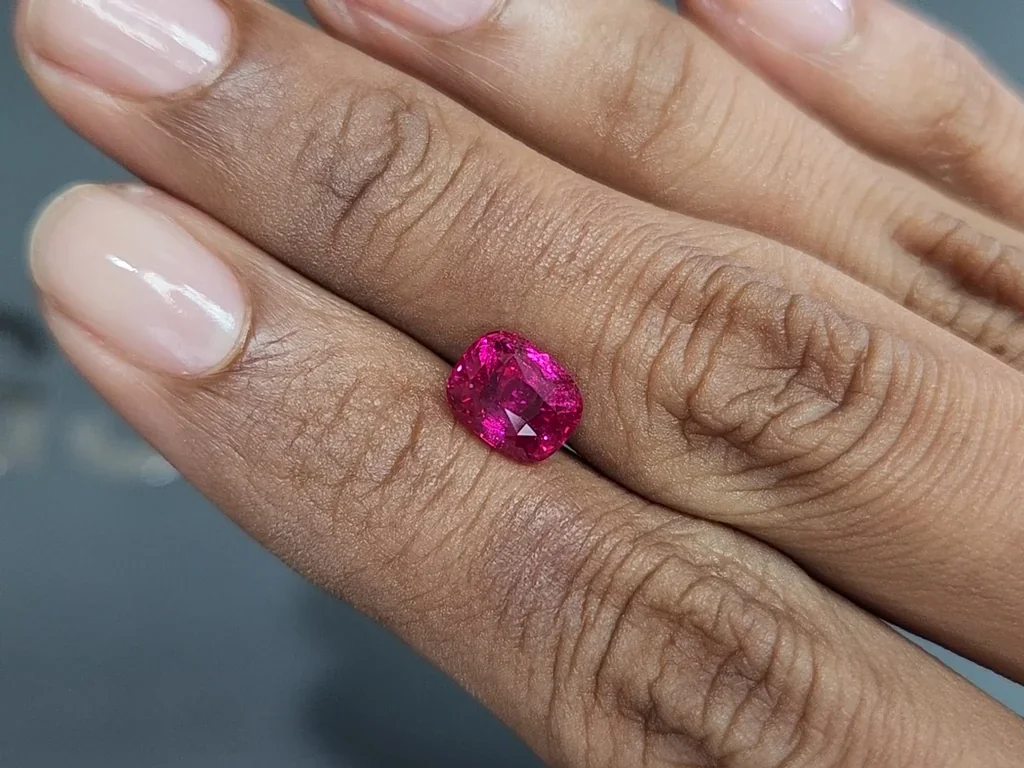 Rubí de talla cojín sin calentar de 2,55 quilates, Mozambique Image №2