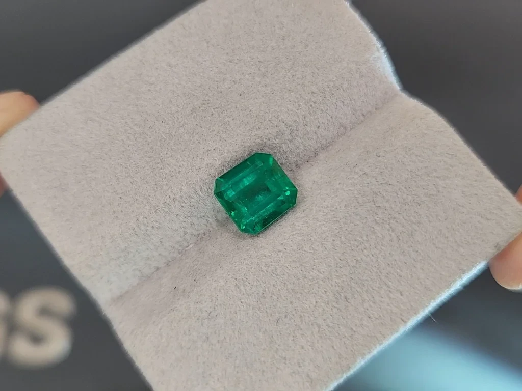 Emerald Muzo Green octagon cut 1.88 carats, Colombia Image №4