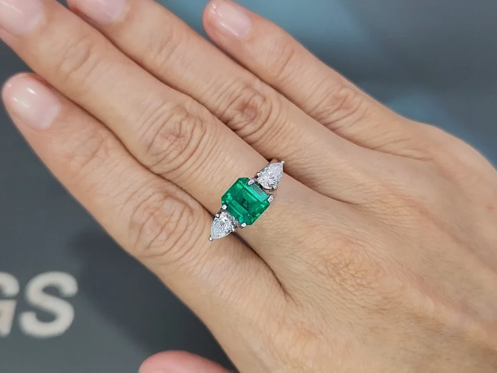 Emerald Muzo Green octagon cut 1.88 carats, Colombia Image №5