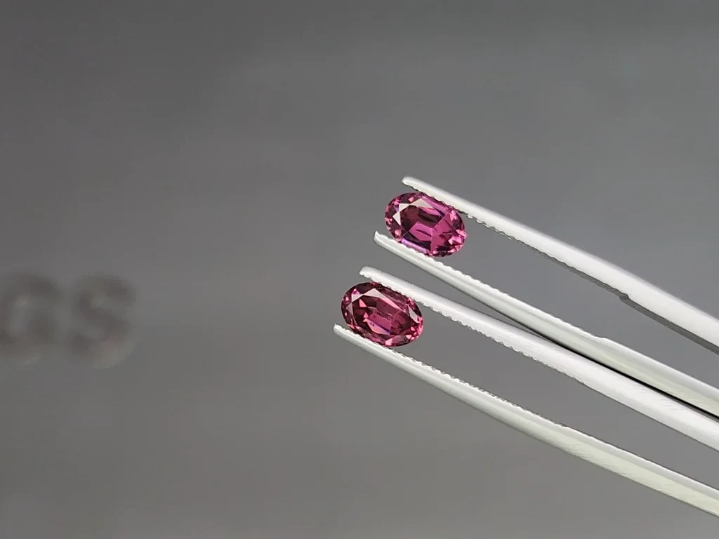 Paire de grenats rhodolites de taille ovale 1,86 carat, Madagascar Image №3