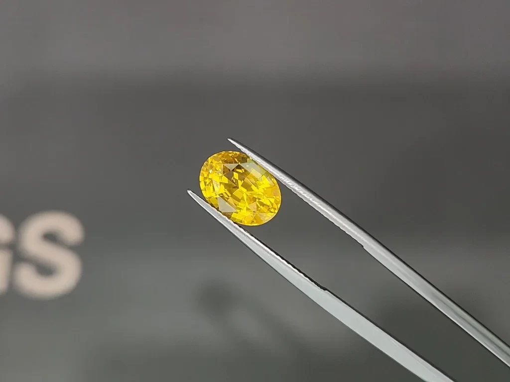 Lot #8. Sapphire Vivid Yellow - Golden in oval cut 4.17 carats, Sri Lanka Image №3