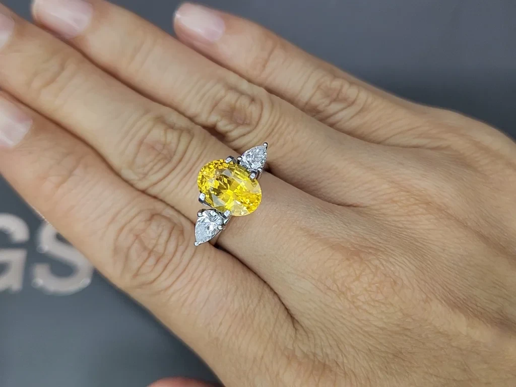 Lot #8. Sapphire Vivid Yellow - Golden in oval cut 4.17 carats, Sri Lanka Image №5