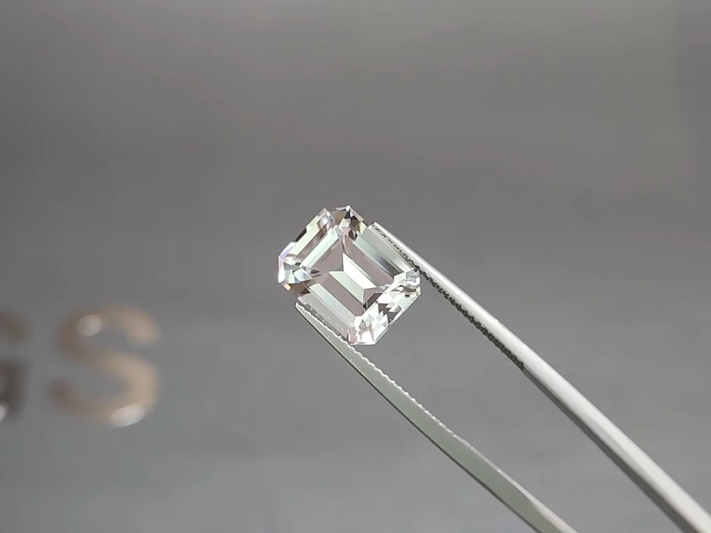 Kunzite light green octagon cut 7.13 carats, Pakistan Image №3