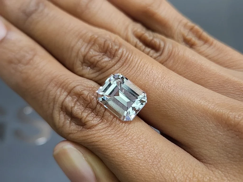 Kunzite light green octagon cut 7.13 carats, Pakistan Image №2
